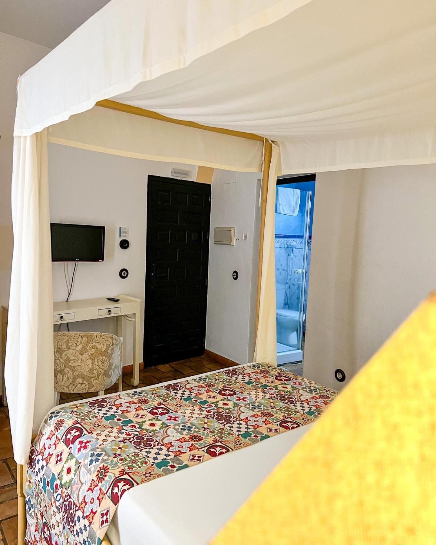 Hostal Servilia Carmona  Exteriör bild