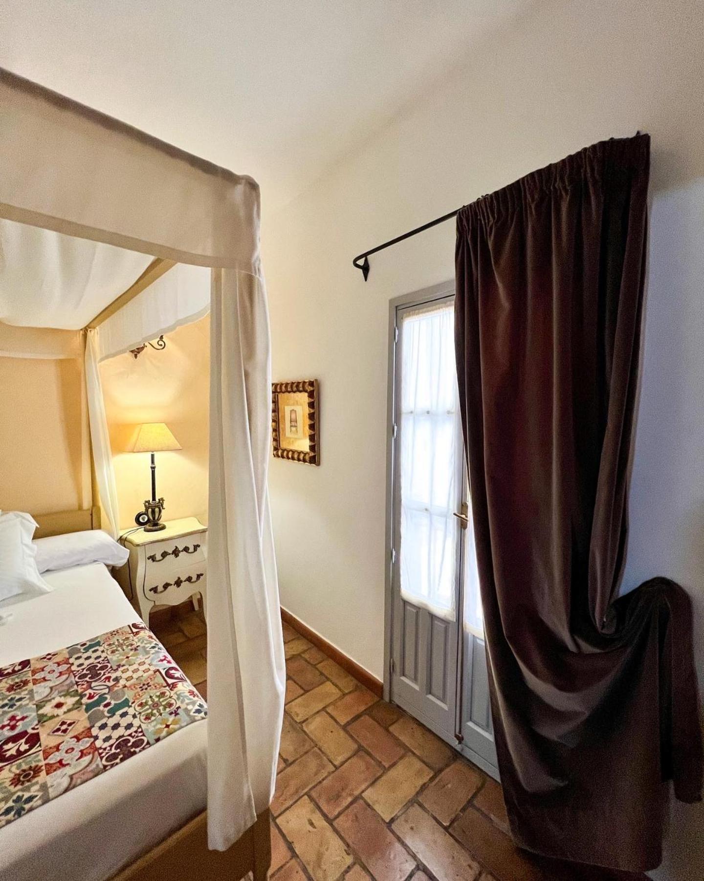 Hostal Servilia Carmona  Exteriör bild