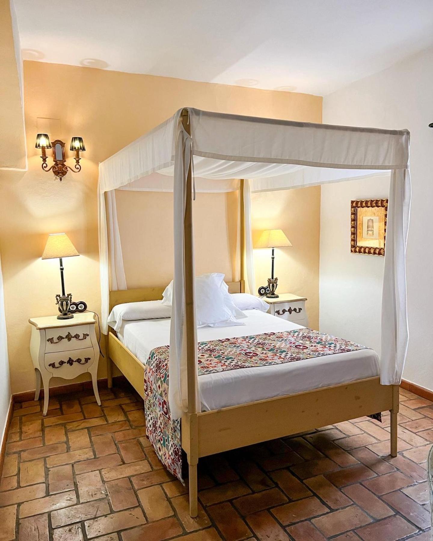 Hostal Servilia Carmona  Exteriör bild